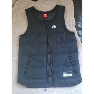 Medium Men's Nike weatherproof vest
